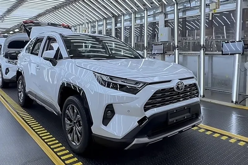 Нова Toyota RAV4 надійде в продаж від 23 915 доларів США