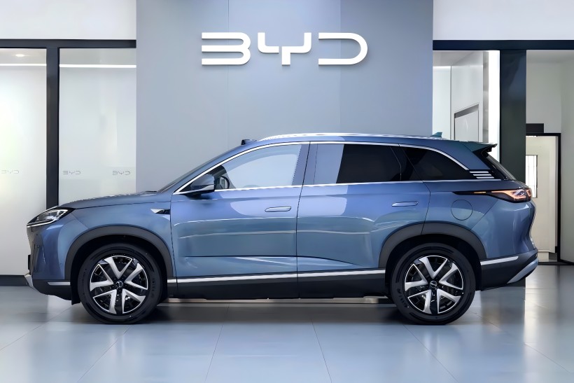 Інтелектуальна версія водіння BYD SEAL 07 DM-I, з оцінкою стартової ціни в 250 000 юанів і, як очікується, незабаром потрапить на ринок, прибув до дилерів.