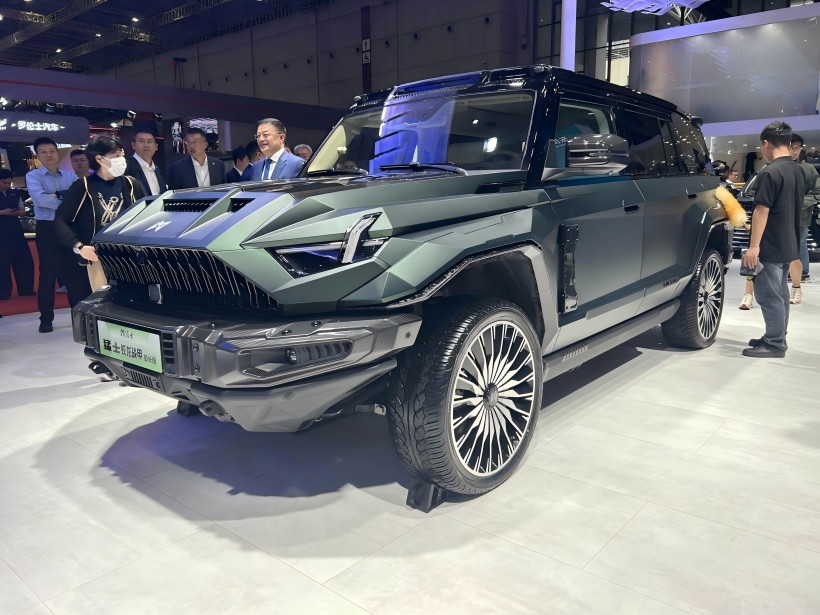 2025 Шанхайський автосалон: Mengshi 917 Jiaolong Battle Armor Long - Edition Cheelbase коштує 1,098 мільйона юанів і обмежене 199 одиниць.